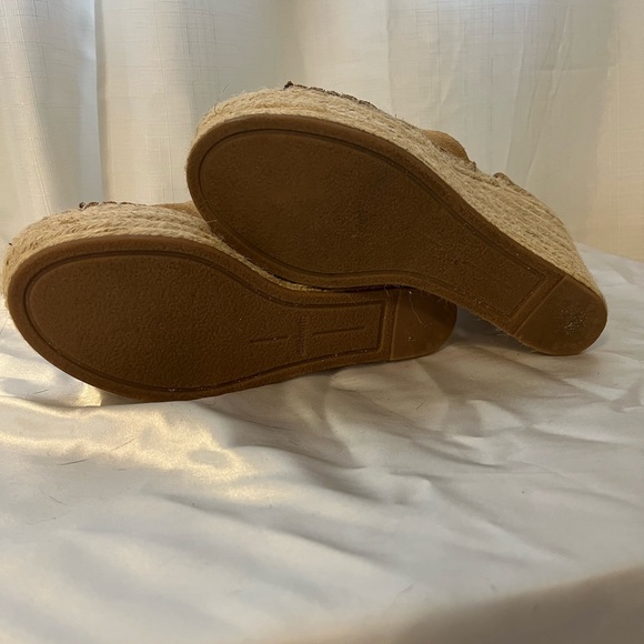 Dolce Vita Straw Wedges - Picture 3 of 4